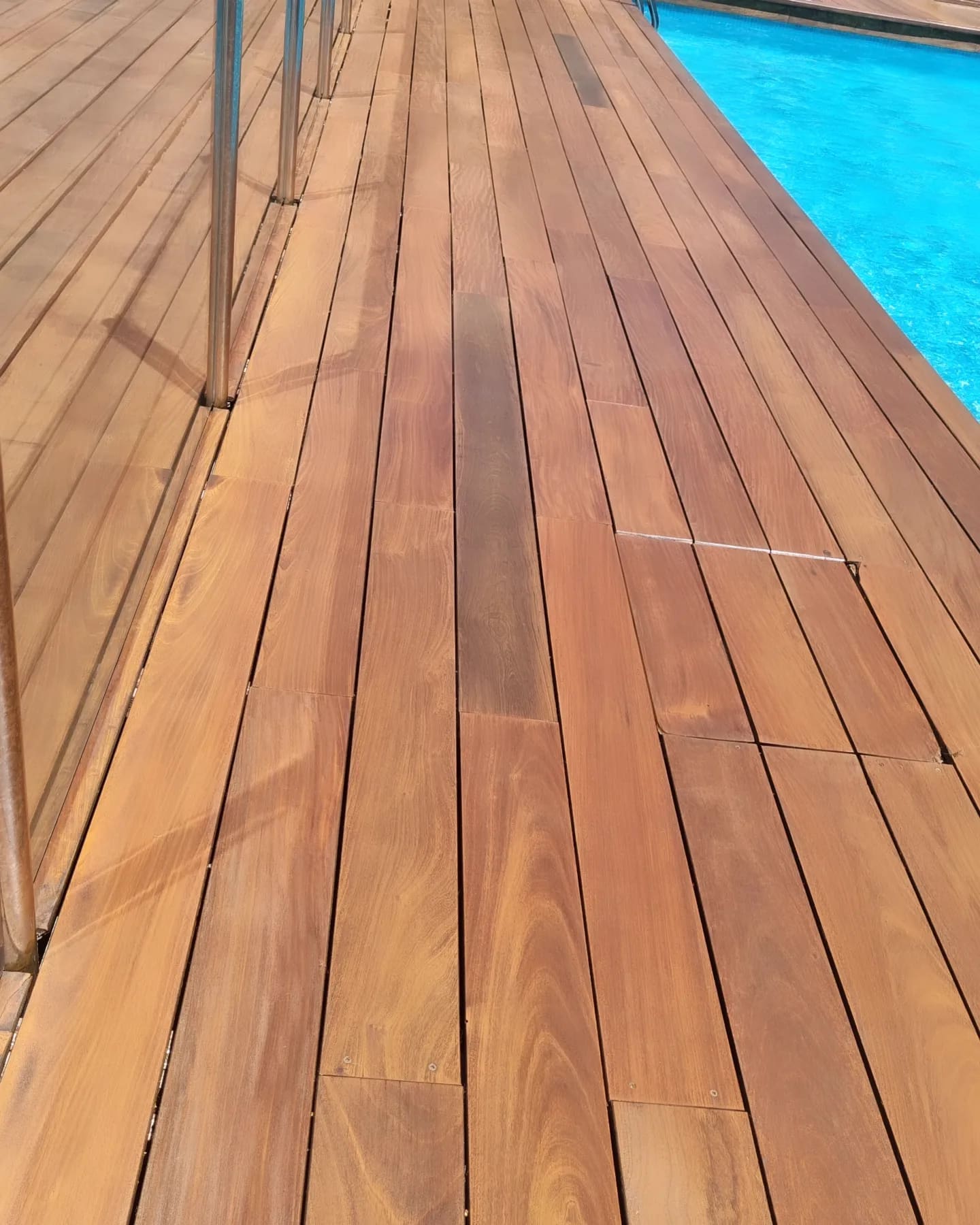 Acabado y bordes de la tarima exterior junto a la piscina