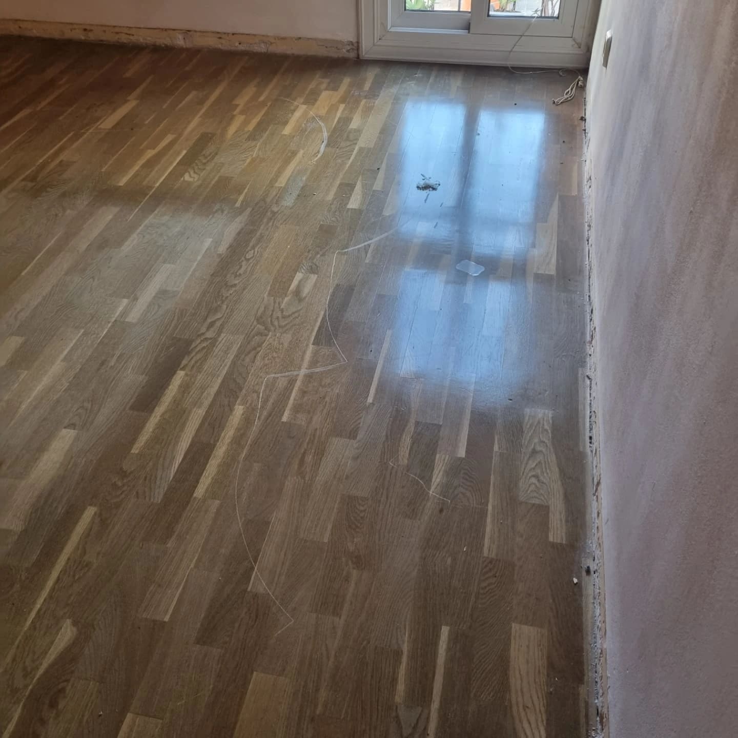 Detalle de arañazos en parquet antes de lijar