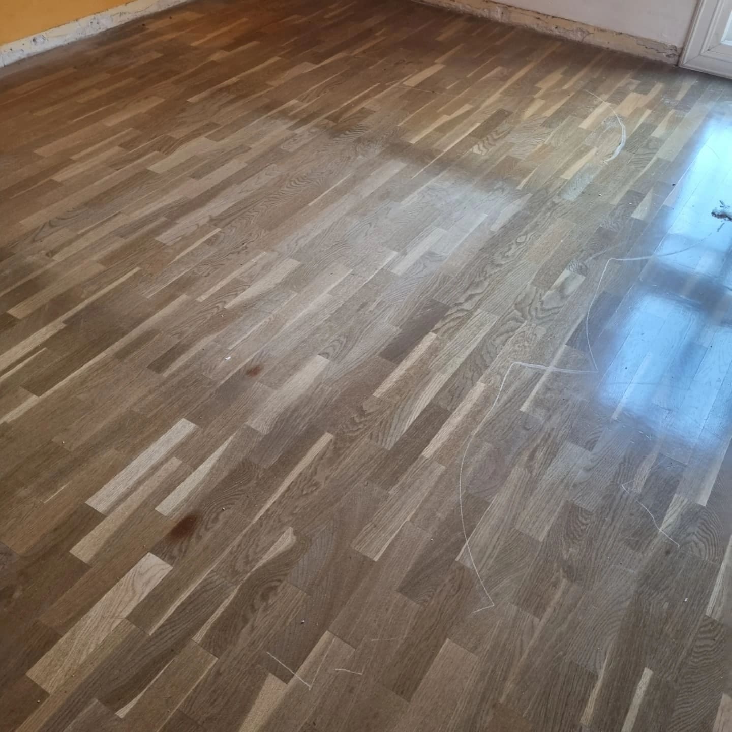Parquet con manchas y pérdida de brillo antes del barnizado