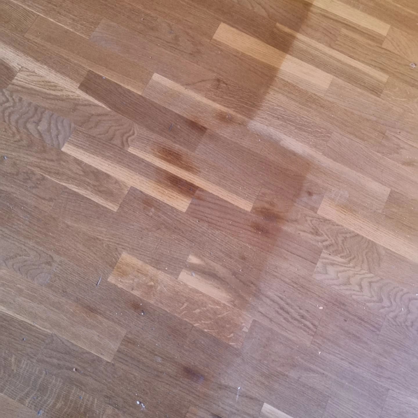Parquet con zonas oscurecidas antes de la intervención