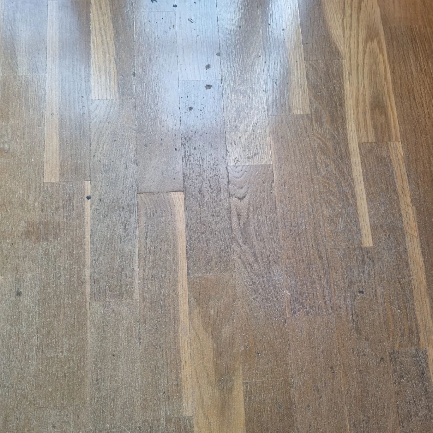 Superficie de parquet dañada antes de la reparación