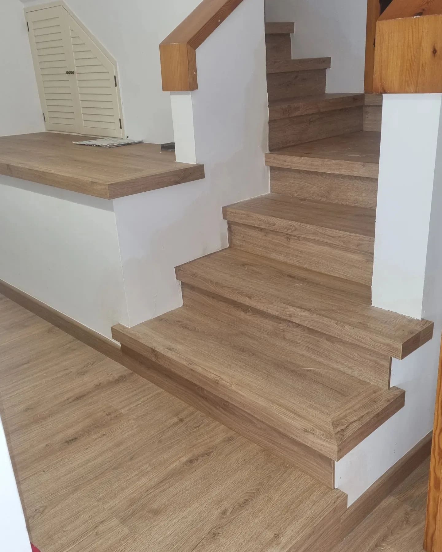 Arranque de la escalera y continuidad con el parquet del descansillo