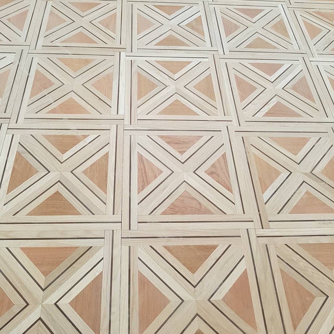 Aplicación de barniz al agua ecológico en parquet