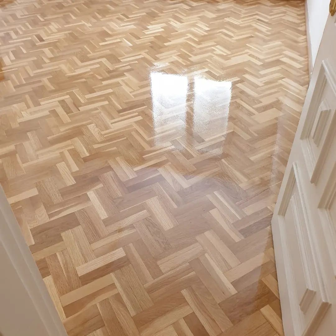Acabado barnizado mate en suelo de madera
