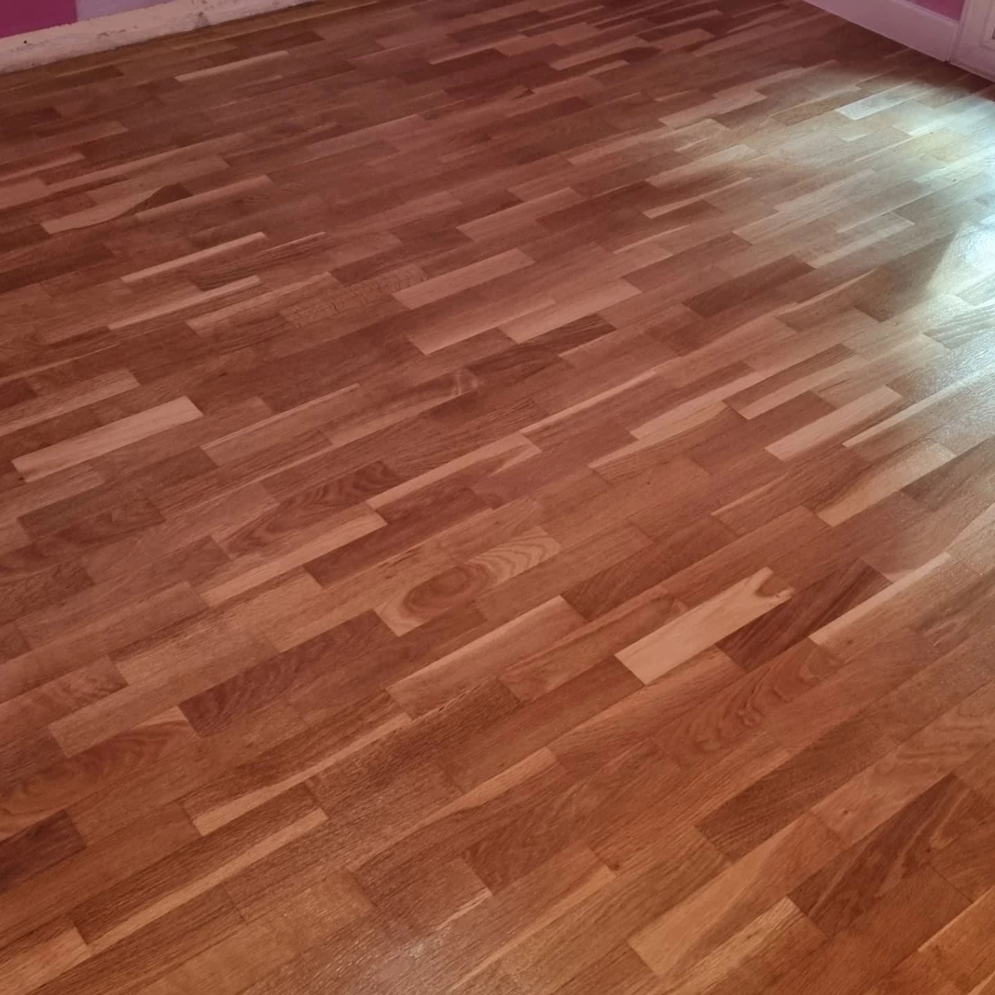 Detalle del parquet lijado y barnizado con veta visible
