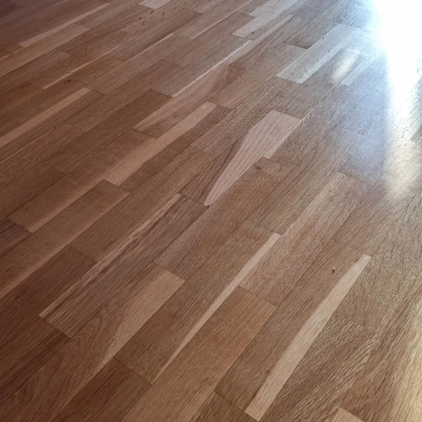 Parquet con brillo uniforme tras la restauración