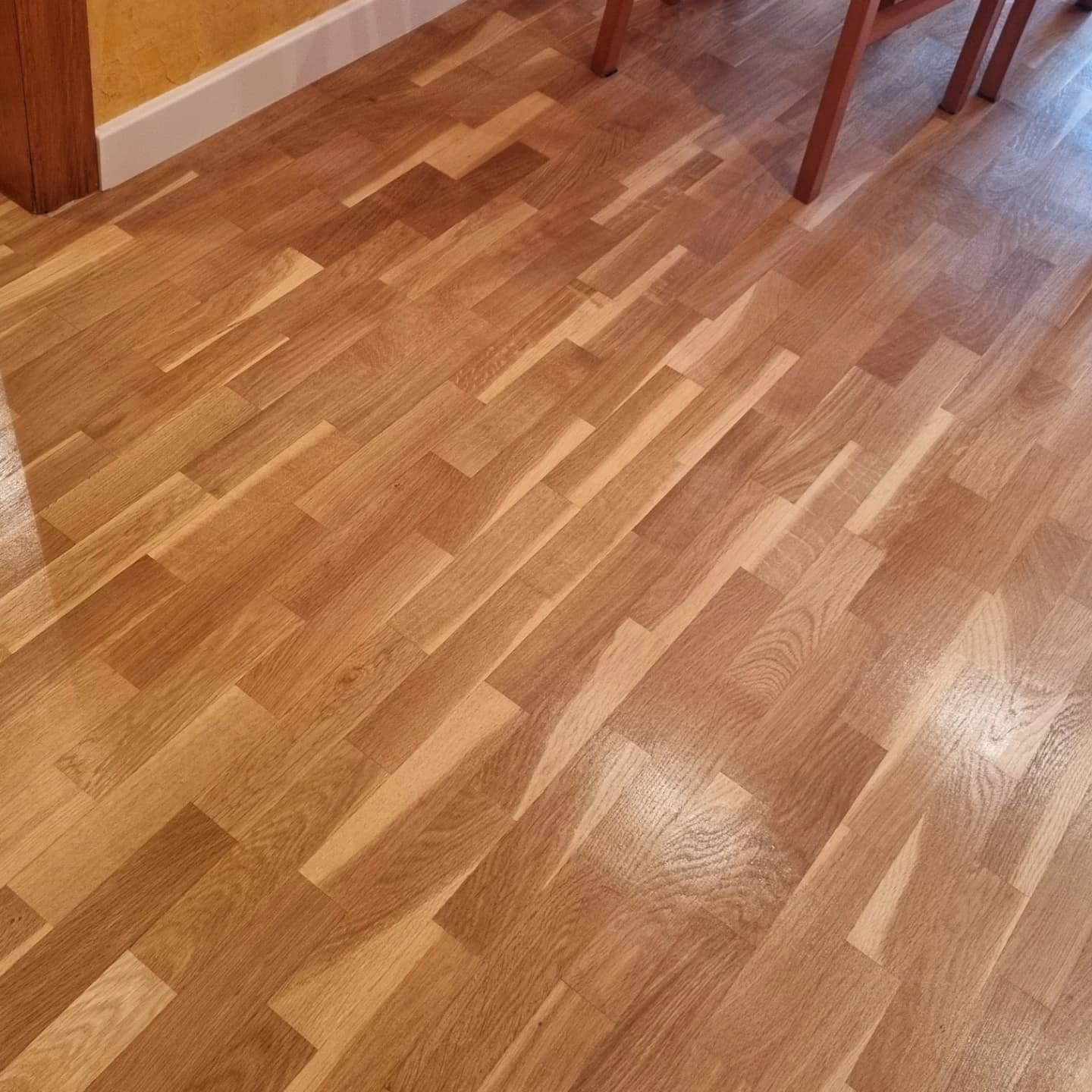 Parquet recuperado con tono natural tras el acabado