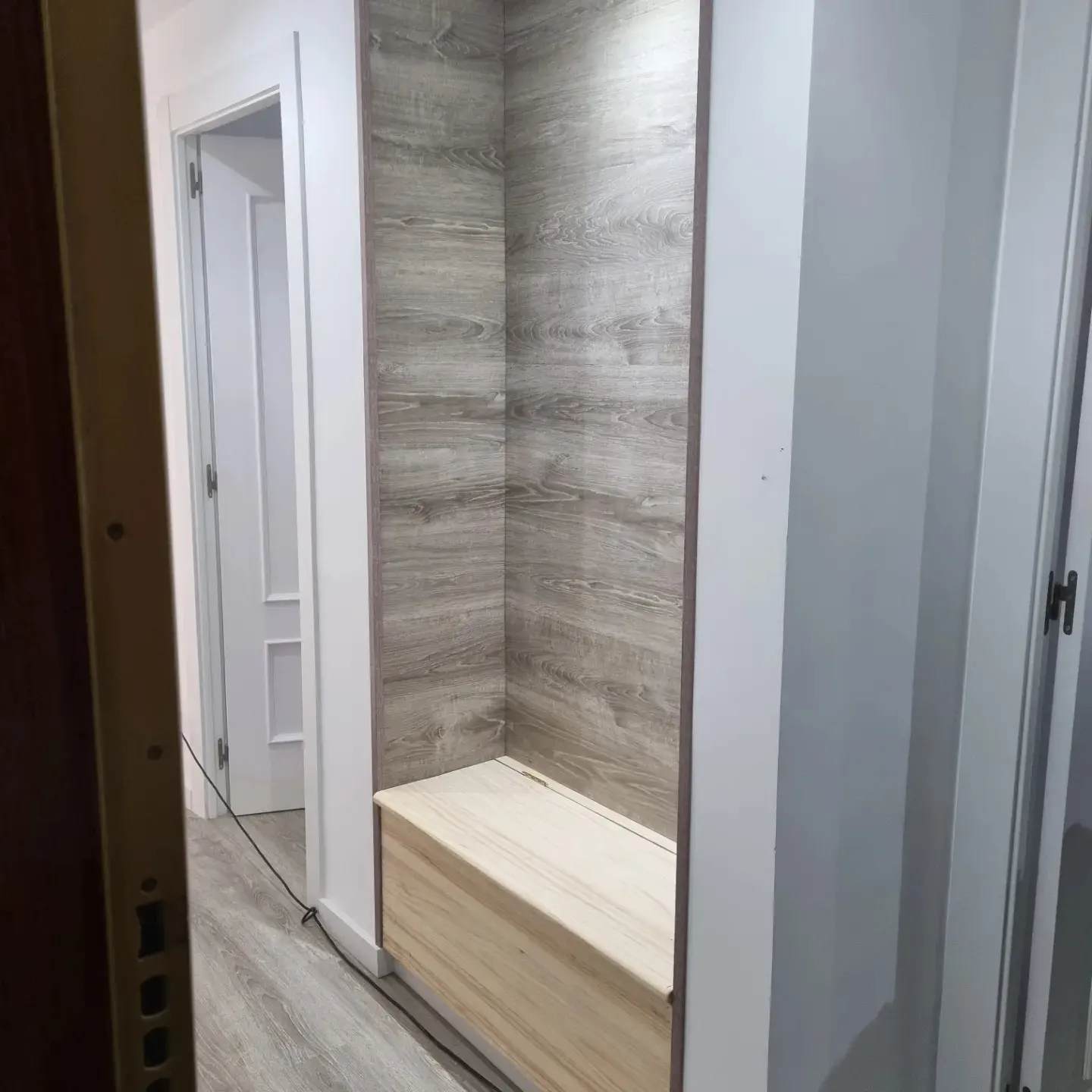 Mueble pared a medida, detalle del acabado