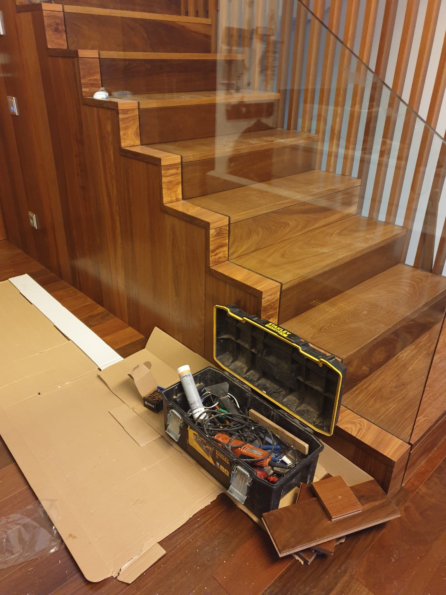 Detalle de rodapiés y remates de parquet