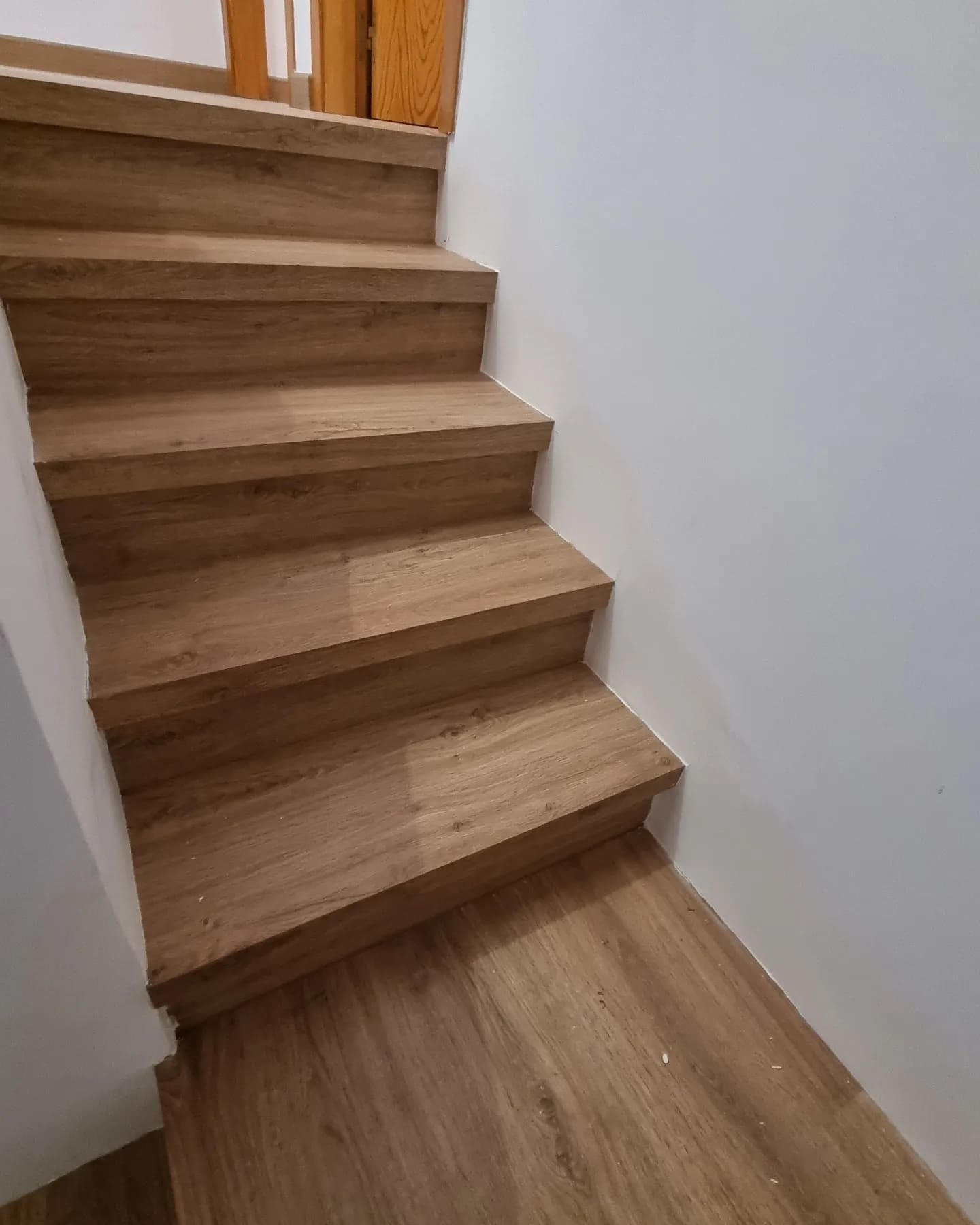 Vista del forrado en un tramo de escalera con cambio de dirección