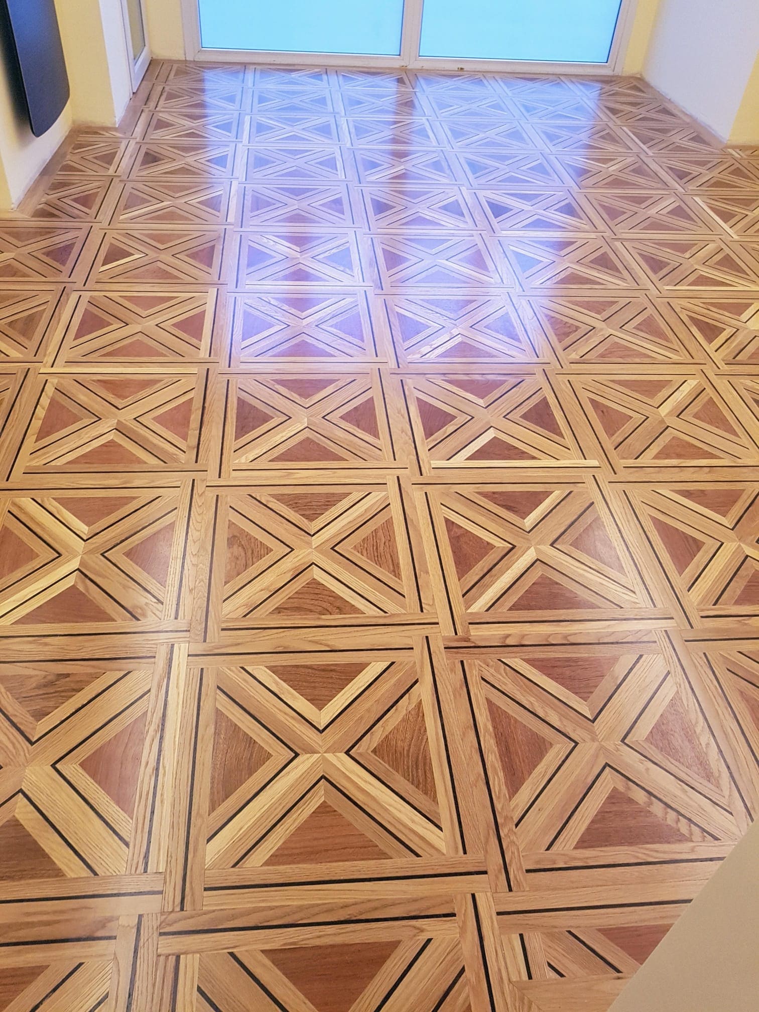 Instalación de parquet de madera en salón moderno