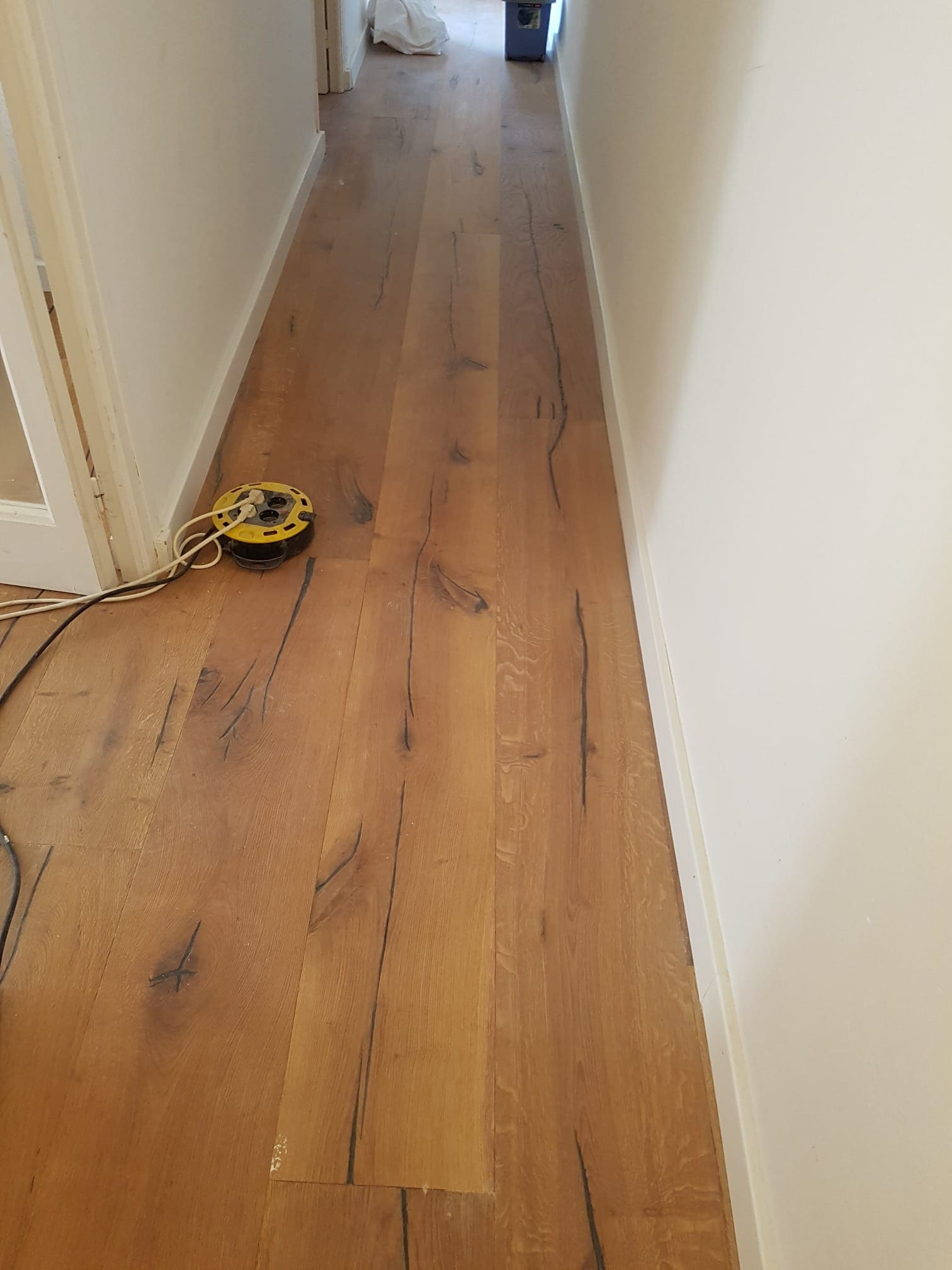 Detalle de pulido final en madera maciza