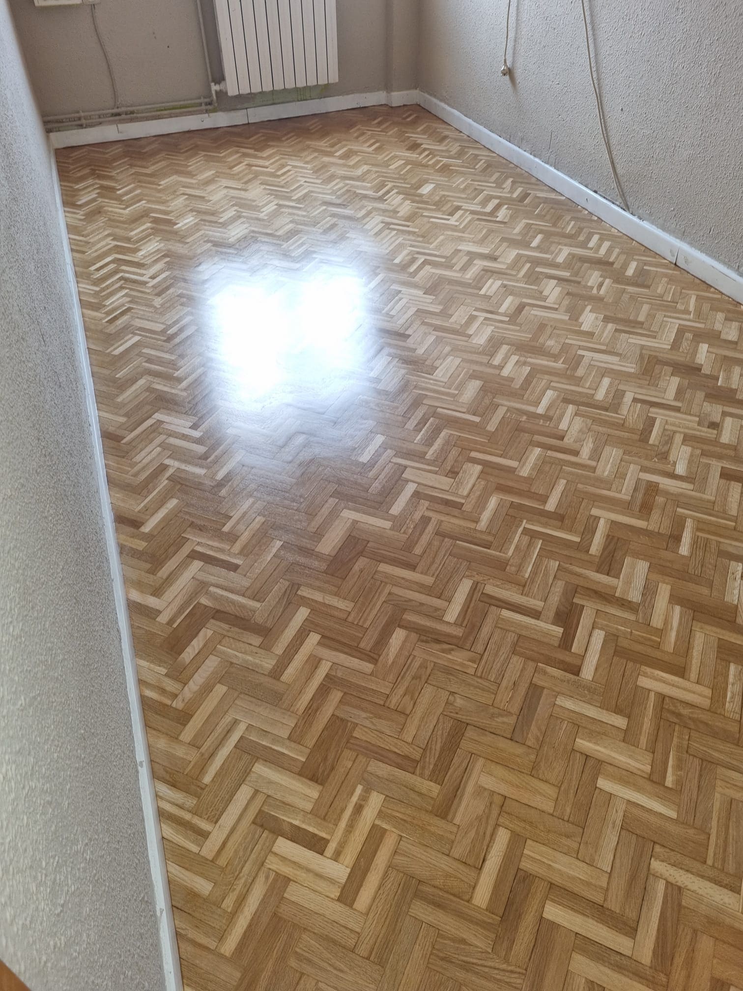 Lijado y barnizado de parquet antiguo recuperado